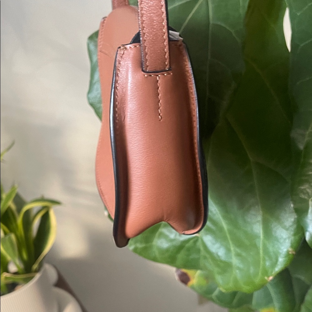 CUYSNA SADDLE Elegant Tan Leather Crossbody Bag - Picture 6 of 9